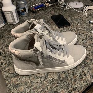 Universal Thread sneakers size 9